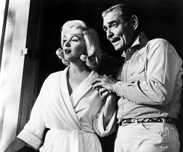 Marilyn com Clarke Gable nos bastidores de 'Os desajustados' (Foto:  Divulgação)