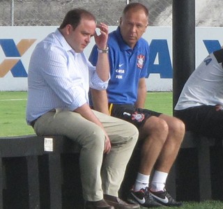 Diretor de futebol Ronaldo Ximenes e técnico Mano Menezes treino Corinthians (Foto: Rodrigo Faber)
