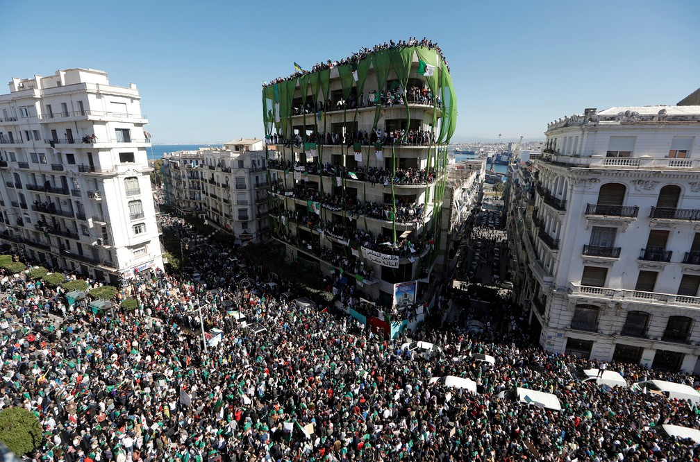 Pessoas se reúnem durante protesto contra a decisão do presidente Abdelaziz Bouteflika de adiar eleições e estender seu quarto mandato, em Argel, na Argélia — Foto: Zohra Bensemra/Reuters