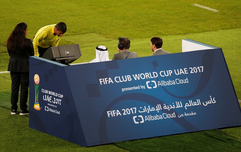 Árbitro Sandro Meira Ricci assiste a lance polêmico em uso do VAR no Mundial de Clubes (Foto: REUTERS/Amr Abdallah Dalsh)