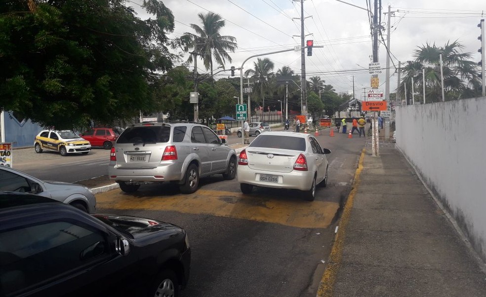 Trânsito da avenida Abel Cabral, na região metropolitana de Natal, tem trecho inteditado (Foto: Keyson Cunha/ Inter TV Cabugi)