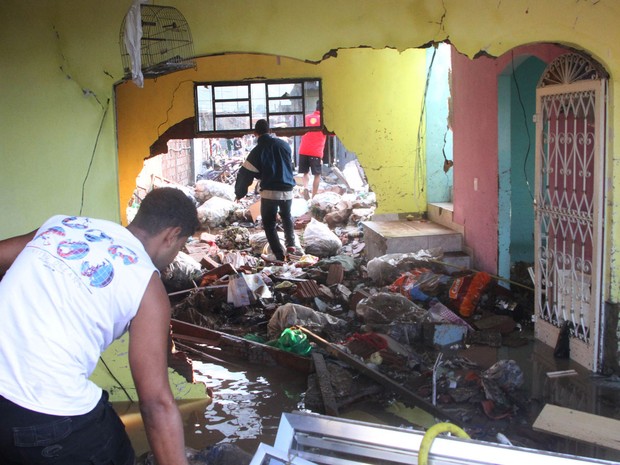 Interior de uma casa acumulou entulhos arrastados pela água após o vazamento de uma adutora na Estrada do Mendanha, em Campo Grande (Foto: Jadson Marques/Estadão Conteúdo)