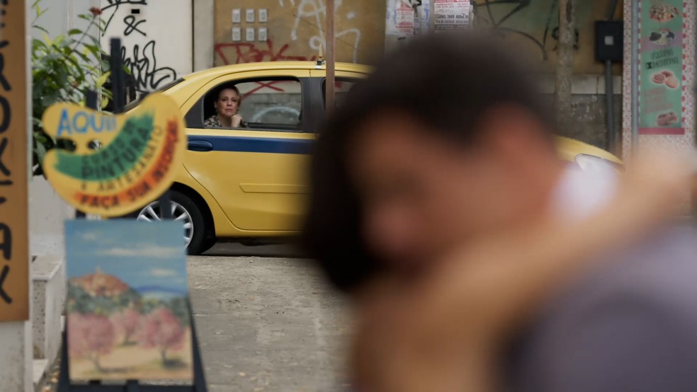 Em 'Um Lugar ao Sol', Lara e Christian/Renato se abraçam e são observados de longe — Foto: Globo