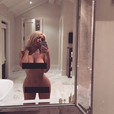Selfie polêmica de Kim Kardashian (Foto: Reprodução/Instagram)