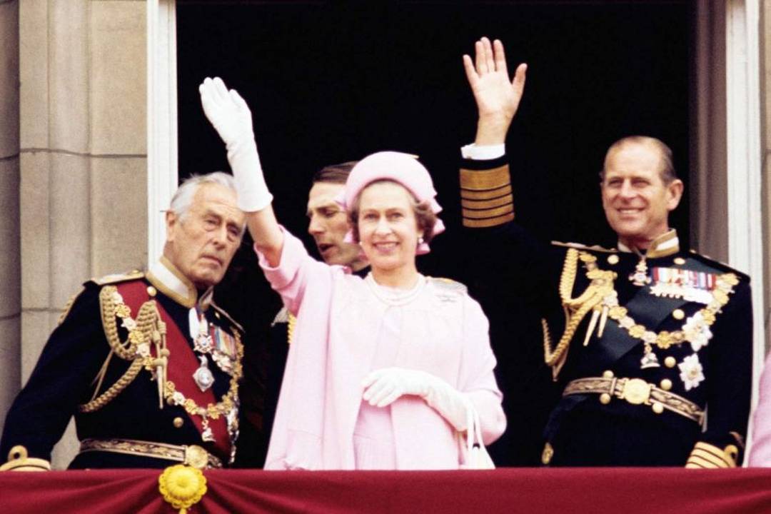 Rainha Elizabeth ao lado do príncipe Philip na cerimônia dos 25 anos de reinado