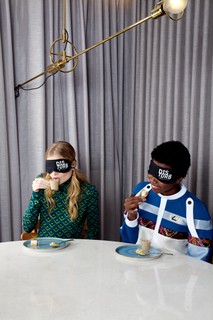 Blind Dinner. As modelos vestem DVF, Jack Vartanian e Louis Vuitton 