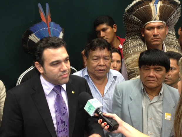 Feliciano com índios após sessão da Comissão de Direitos Humanos (Foto: Fabiano Costa / G1)