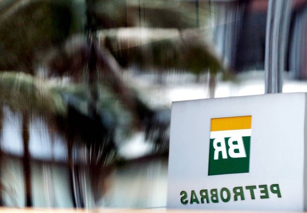 Placa da Petrobras é refletida em vidro de uma loja no Rio de Janeiro (Foto: Reprodução/Facebook)