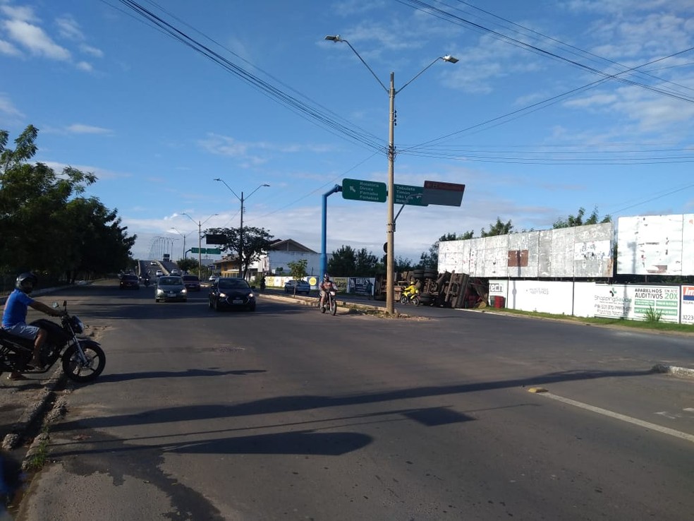 Caminhão carregado de abacates tombou na Avenida Miguel Rosa, Zona Sul de Teresina — Foto: Marcos Teixeira/ TV Clube