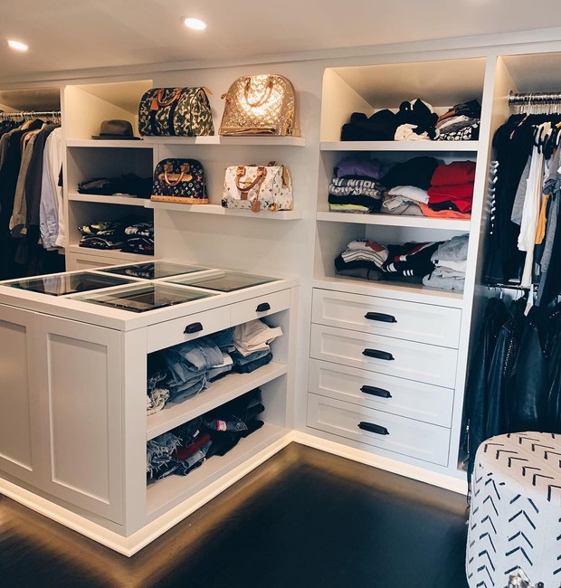 Ashley Tisdale Mostra Closet Lotado E, Walk In Closet Double Sided Dresser
