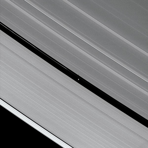(1) Pan: A lua mais próxima a Saturno orbita uma região dos anéis chamada Encke Gap — ela é responsável por manter essa área “livre” de outros detritos (Foto: Nasa)
