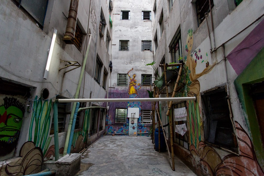 Pátio interno de ocupação na Av. São João foi feito em trabalho de mutirão (Foto: Marcelo Brandt/G1)