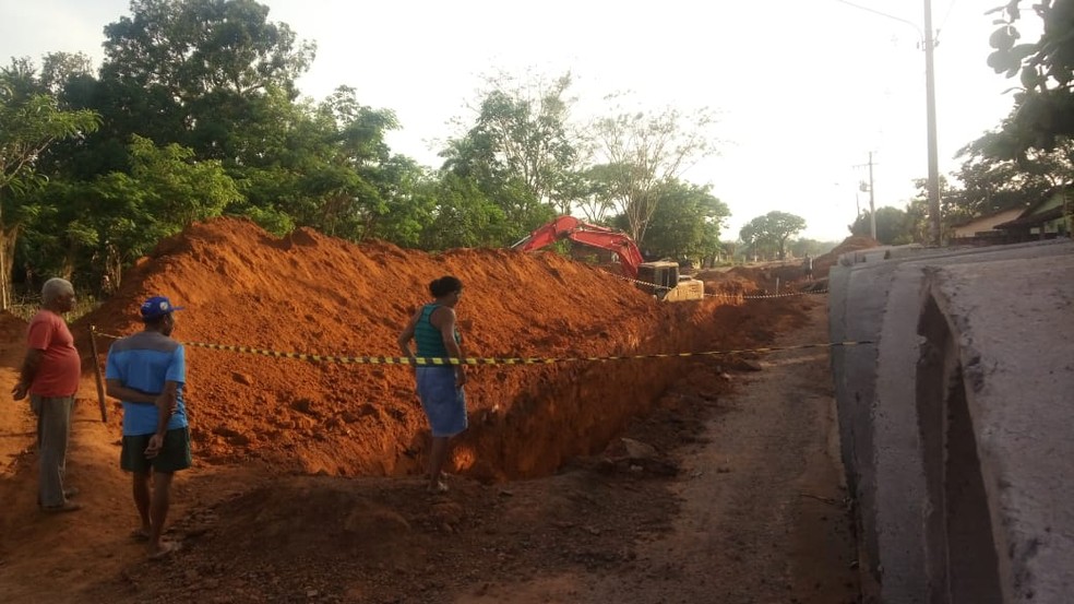 Valeta foi aberta para a instalaÃ§Ã£o de manilhas â Foto: BrÃ­gida Mota/TVCA