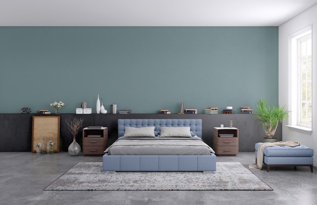 Modern bedroom interior, with bed, night tables, lamps, and many details around. Many books and decoration, wall is rich in texture. Copy space background template render (Foto: Getty Images)