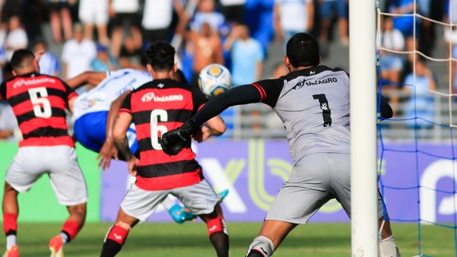 Robinho marca de cabeça para o CSA