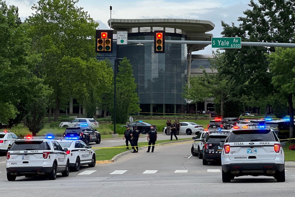 Carros de polícia perto do local onde houve um tiroteio na cidade de Tulsa, nos EUA, em 1º de junho de 2022 — Foto: Michael Noble Jr./Reuters