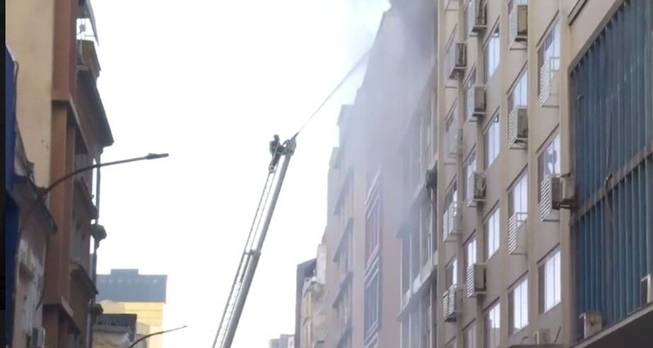 Bombeiros ainda trabalham para debelar chamas na 25 de Março