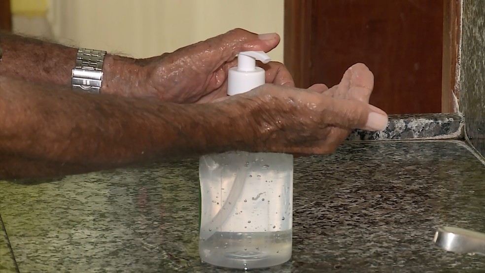 Álcool gel é meio de prevenção do coronavírus — Foto: Reprodução/TV Integração
