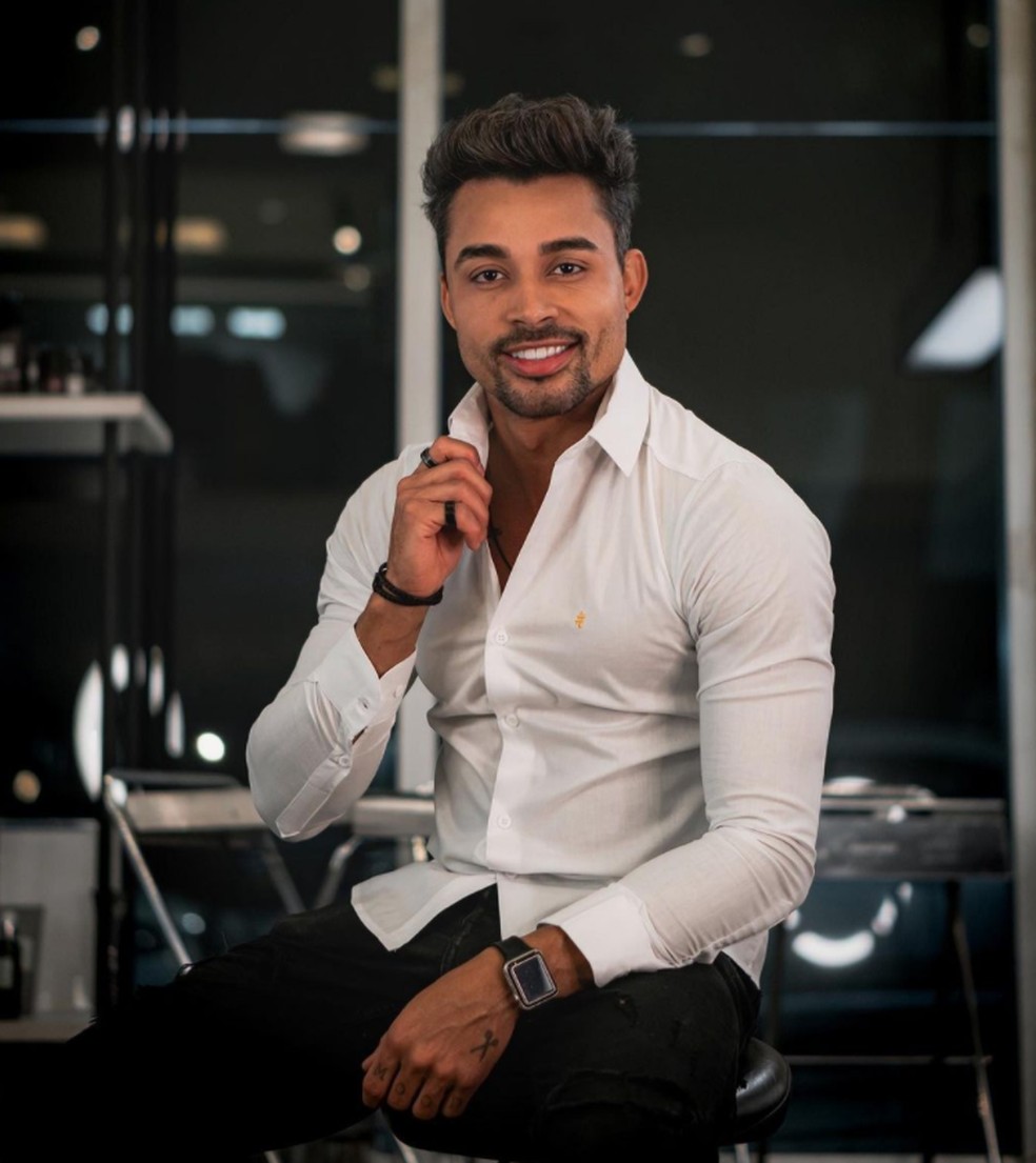 Adriano Gonçalves é dono de um salão de beleza em BH — Foto: Instagram/ Reprodução