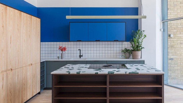 Décor do dia: cozinha com armários azuis e formas geométricas (Foto: Divulgação)
