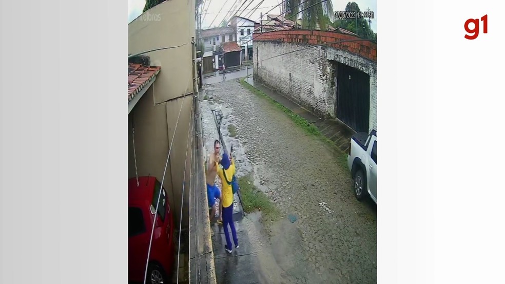 Morador conseguiu impedir que suspeito vestido de carteiro entrasse na casa, em Fortaleza. — Foto: Reprodução