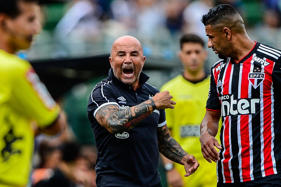 Sampaoli durante a partida contra o São Paulo — Foto: Renato Pizzutto/BP Filmes
