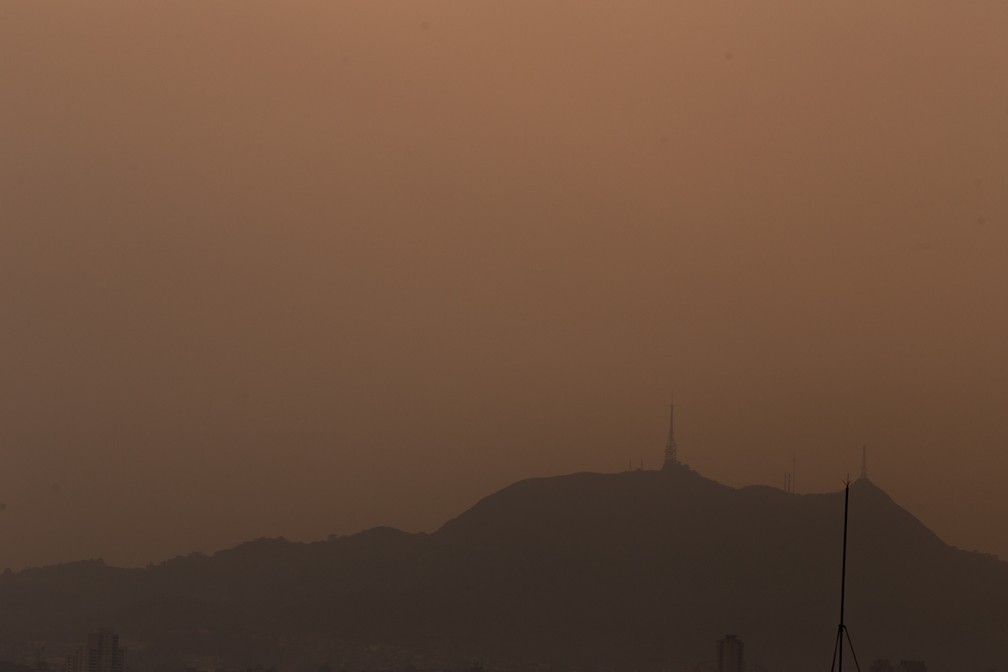 Vista céu alaranjado no Alto da Lapa, na Zona Oeste de São Paulo, na tarde desta sexta-feira (18). — Foto: André Lucas/Estadão Conteúdo