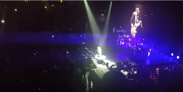 Chris Cornell é homageado em show do Red Hot Chili Peppers (Foto: reprodução )