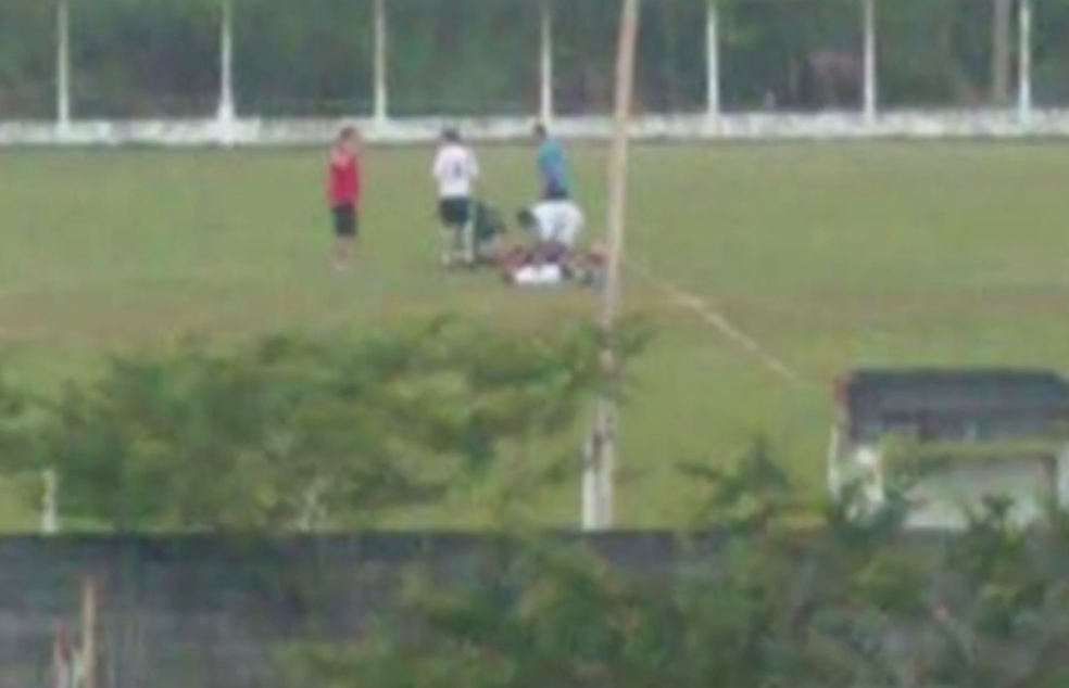Adolescentes foram atingidos por raio em campo de futebol  (Foto: NSC TV/Reprodução)