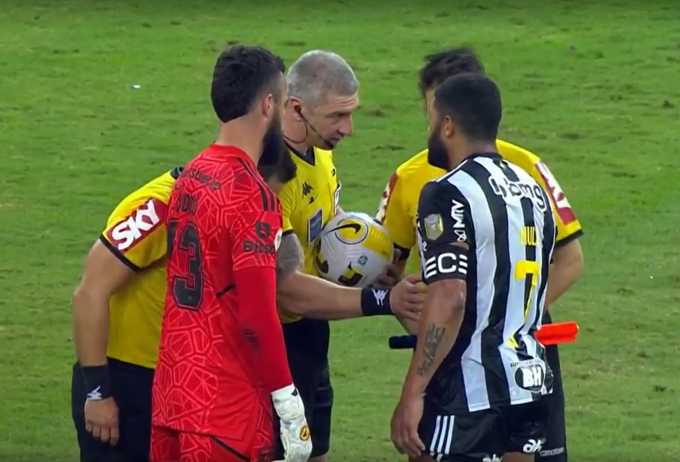 Hulk e Anderson Daronco ao fim de Atlético-MG 0 x 0 São Paulo — Foto: Premiere