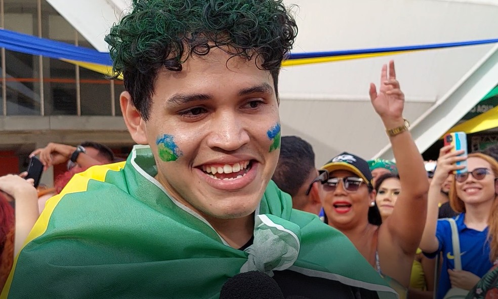 Torcedor disse que dormiu com a camisa da seleção, em Manaus.  — Foto: Francisco Bento/Rede Amazônica