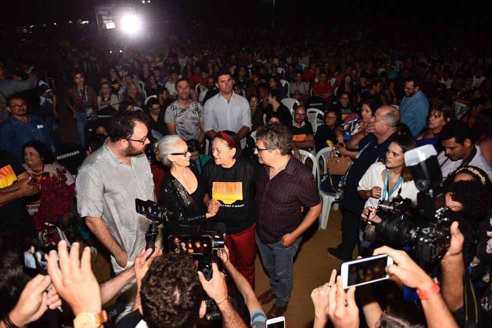 Os diretores KlÃ©ber MendonÃ§a e Juliano Dornelles, alÃ©m de SÃ´nia Braga e parte do elenco participaram da sessÃ£o especial de Bacurau em Parelhas â Foto: Elisa Elsie/Assecom Governo do RN