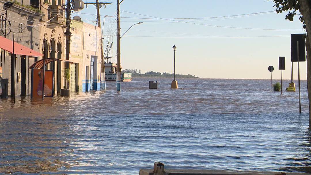 Água da Lagoa dos Patos avança sobre ruas de Rio Grande