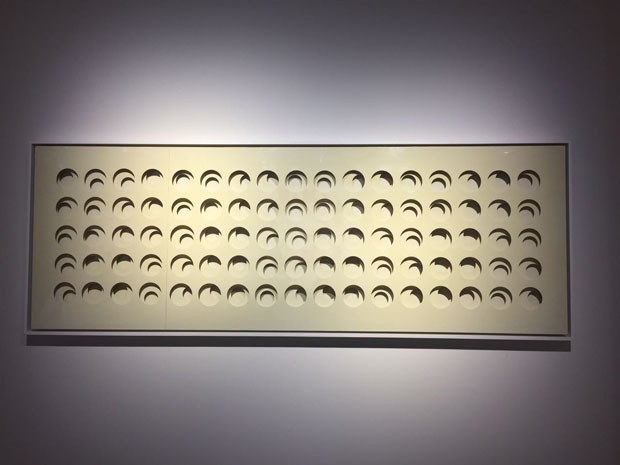 Na galeria italiana Tornabuoni Art, o destaque fica por conta das obras de Paolo Scheggi, pupilo de Lucio Fontana. Aqui, “Intersuperficie curva bianca (Foto: Taissa Buescu)