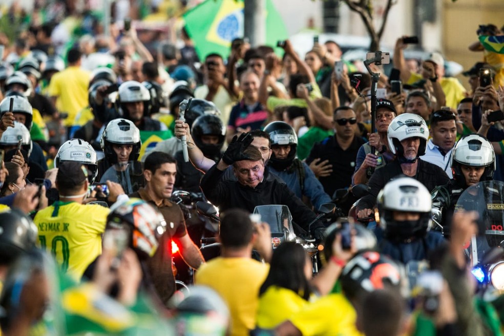 Bolsonaro durante passagem por Fortaleza — Foto: Thiago Gadelha/SVM