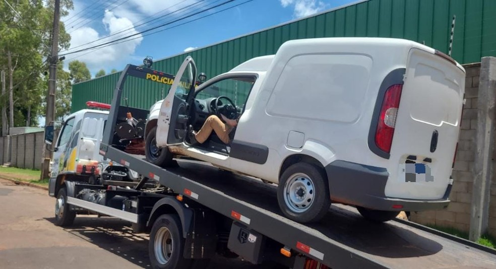 O carro alugado foi encontrado abandonado em uma estrada rural — Foto: Polícia Militar/divulgação