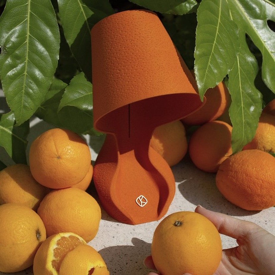 Esta luminária impressa em 3D é feita de cascas de laranja