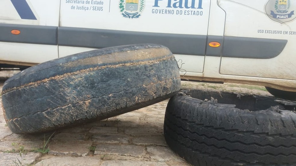 Capa de borracha saiu completamente de pneu de viatura da Secretaria de Justiça do Piauí — Foto: Divulgação