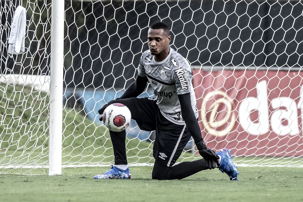 John precisará corrigir problema em cicatriz de atroscopia realizada no joelho — Foto: Ivan Storti/Santos FC