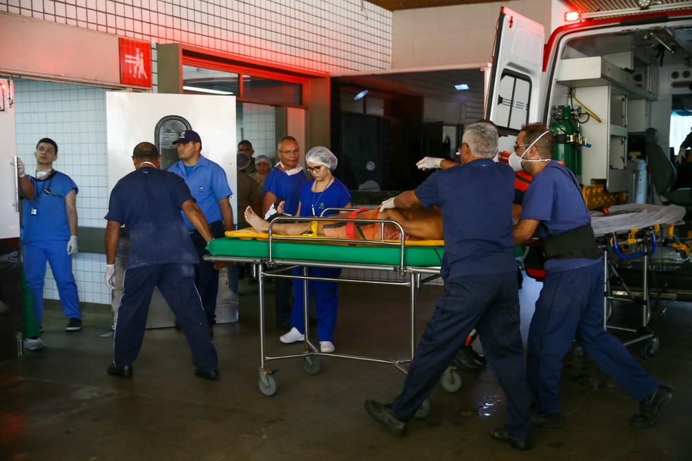 Sobrevivente retirado de prédio que desabou em Fortaleza chega a hospital para receber atendimento médico — Foto: André Costa/G1