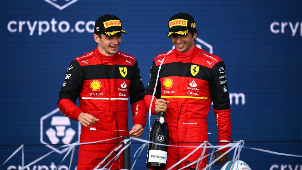 Charles Leclerc e Carlos Sainz no pódio do GP de Miami da F1 — Foto: Clive Mason - Formula 1/Formula 1 via Getty Images