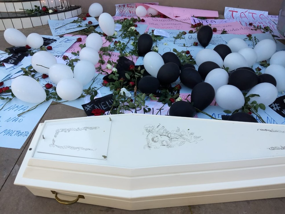 Manifestantes coloram cartazes e deixaram flores na frente da casa onde a obstetriz Nelly morava em Conchal (Foto: Fabio Rodrigues/G1)