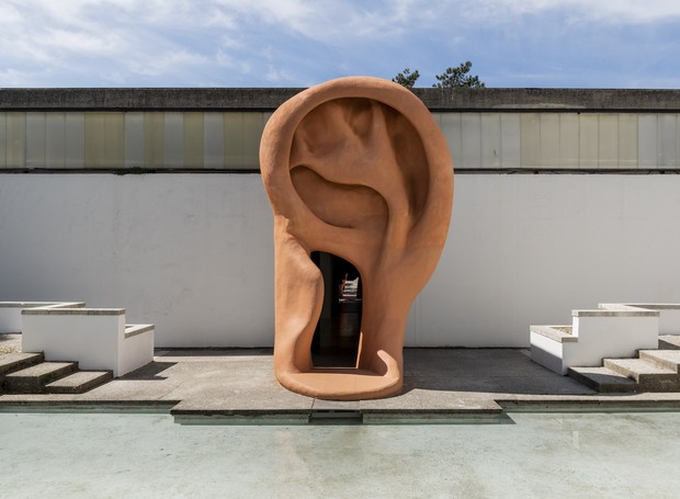 "Entrar por um ouvido e sair pelo outro": pavilhão brasileiro traz orelhas gigantes para representar a expressão popular (Foto: Ding Musa / Fundação Bienal de São Paulo / Divulgação)