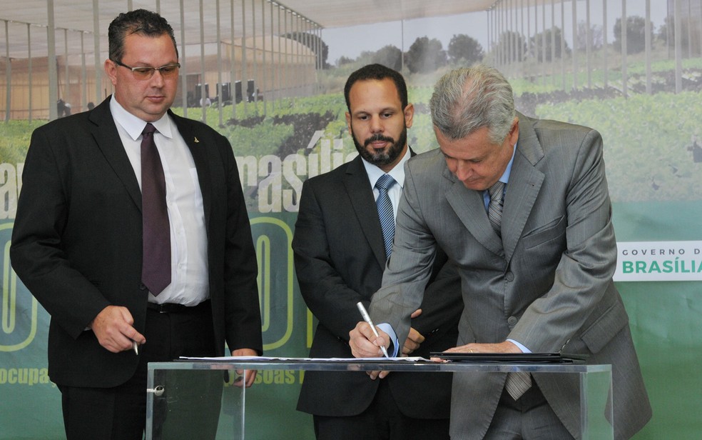 O então secretário de Agricultura e atual presidente da Emater, Guilherme Tollstadius Leal (esq.) (Foto: Tony Winston/Agência Brasília)