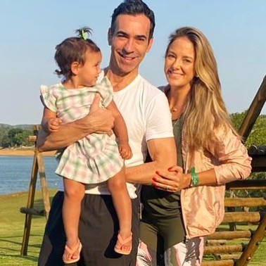 Tiaciane Pinheiro, Cesar Tralli e Manuela (Foto: Reprodução/Instagram)