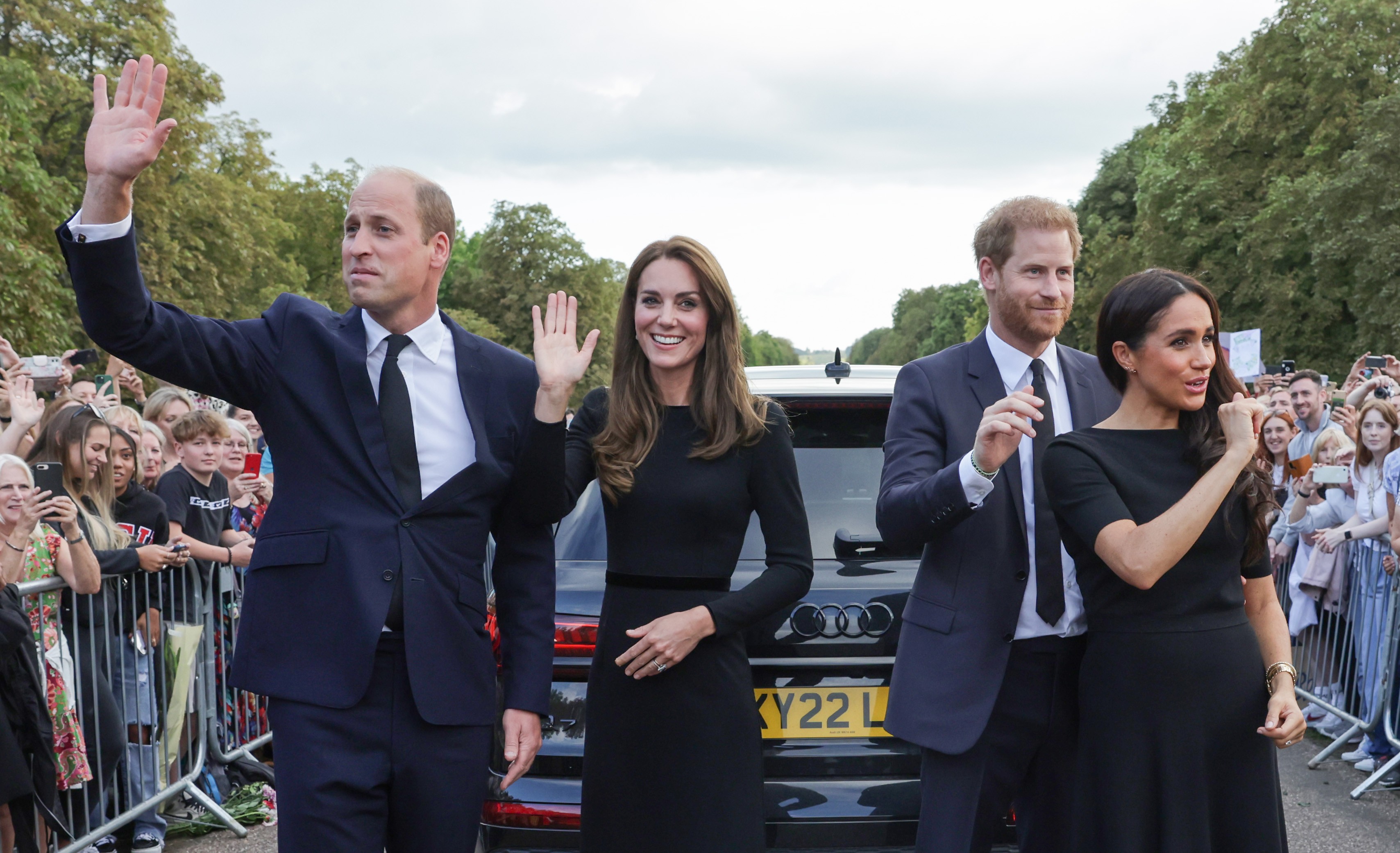 Os príncipes William e Harry com suas respectivas esposas, a Princesa Kate Middleton e a atriz e Duquesa Meghan Markle, após conversarem com os súditos presentes nos portões do Palácio de Windsor (Foto: Getty Images)