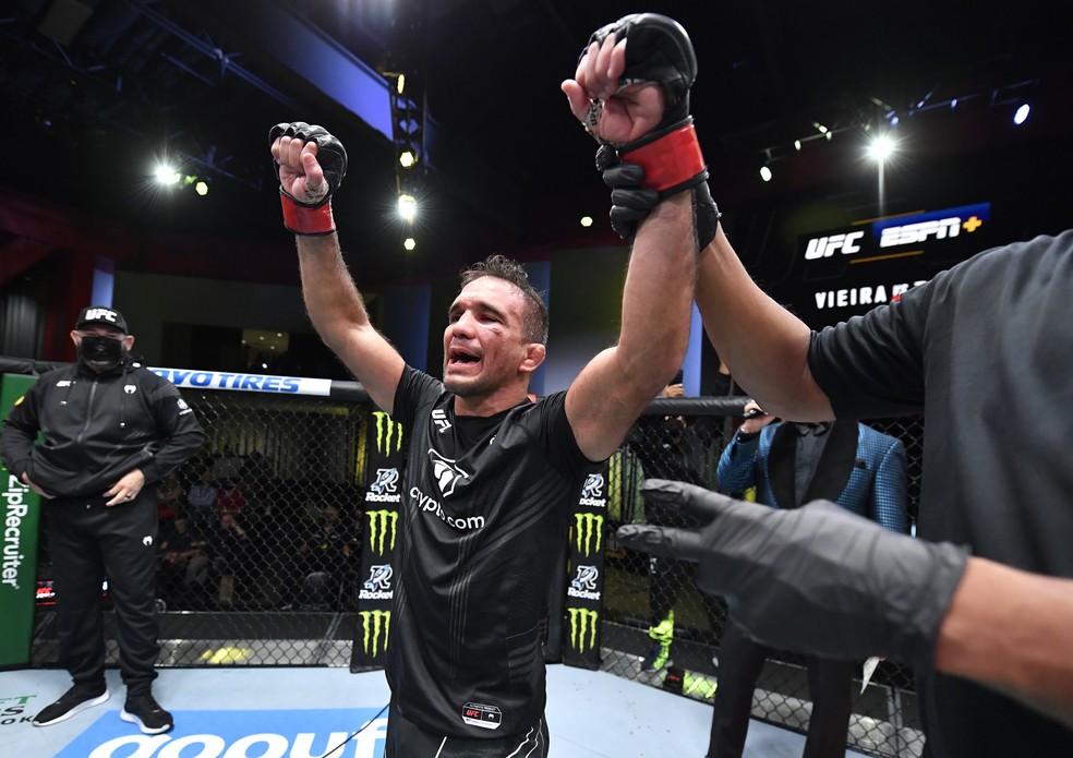 Rani Yahya festeja sua vitória sobre Kyung Ho Kang no UFC Vieira x Tate — Foto: Getty Images