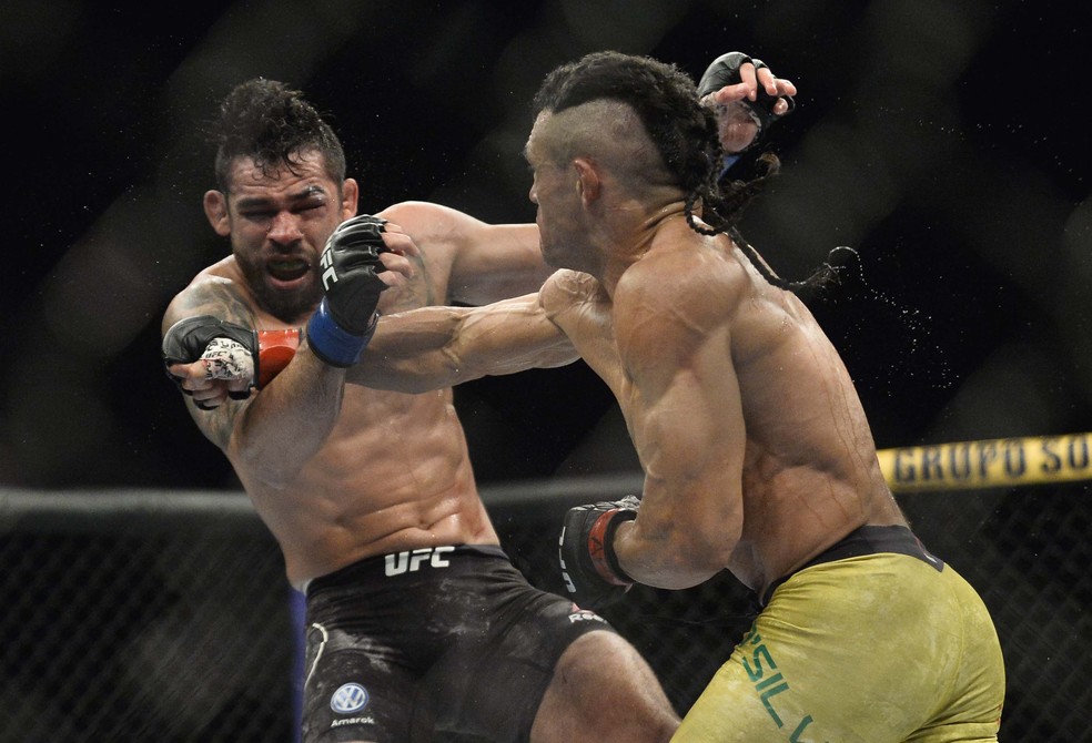 Douglas D'Silva golpeia Renan Barão no UFC São Paulo — Foto: Marcos Ribolli