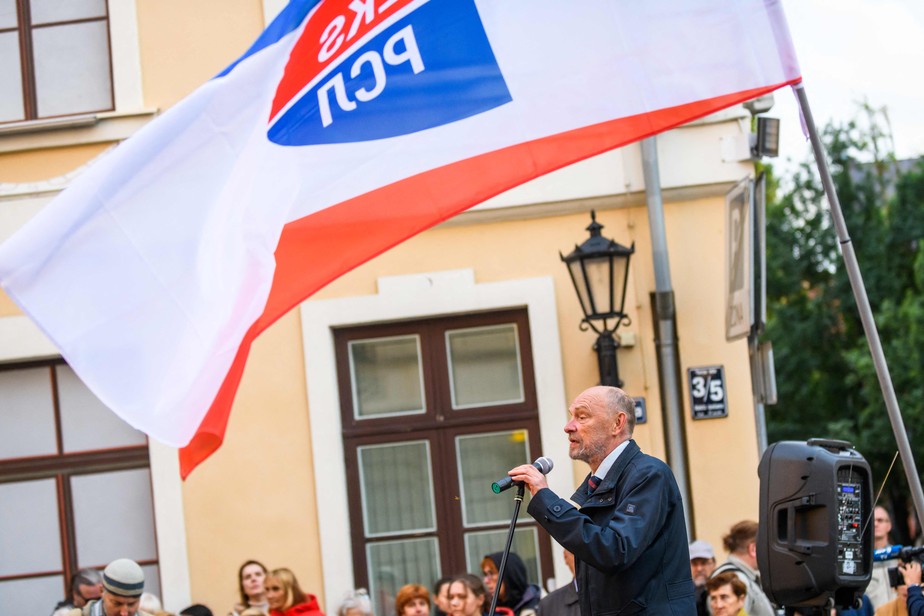 Vladimirs Buzajevs, membro do Conselho Municipal de Riga, participa de protesto contra aprendizado completo da língua letã em setembro: guerra na Ucrânia deve influenciar eleições