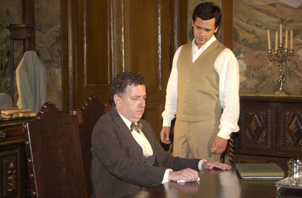 Fernando Petelinkar em cena com Danton Mello na novela "Cabocla" â Foto: Globo